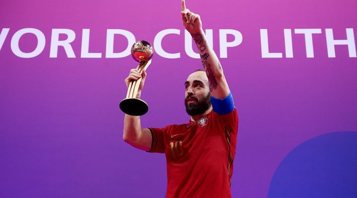 メッシやロナウドが描かれたFIFAフットサルW杯ポスターにレジェンド激怒！「フットサル選手じゃない」