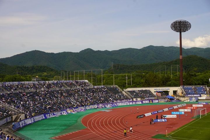 Jリーグも絶賛する山と調和したNDソフトスタジアム山形！奥羽山脈を一望できる絶景写真を厳選公開