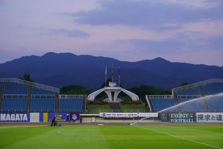 Jリーグも絶賛する山と調和したNDソフトスタジアム山形！奥羽山脈を一望できる絶景写真を厳選公開