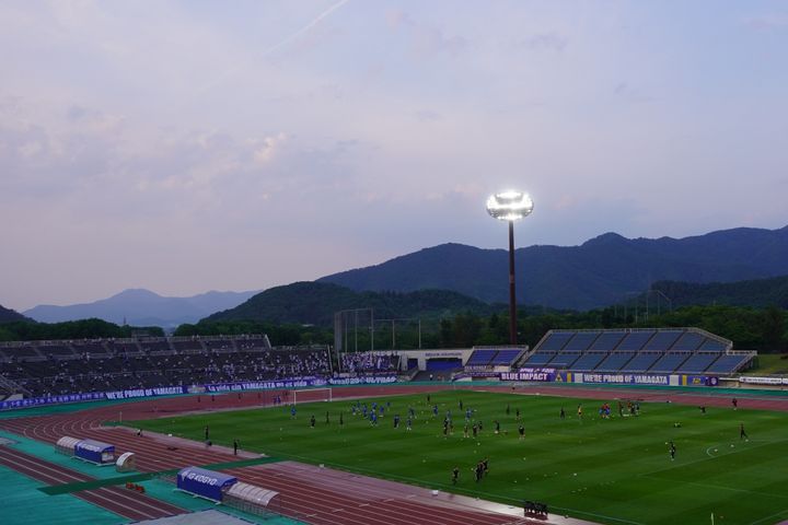 Jリーグも絶賛する山と調和したNDソフトスタジアム山形！奥羽山脈を一望できる絶景写真を厳選公開