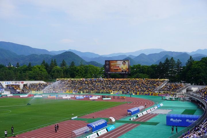 Jリーグも絶賛する山と調和したNDソフトスタジアム山形！奥羽山脈を一望できる絶景写真を厳選公開