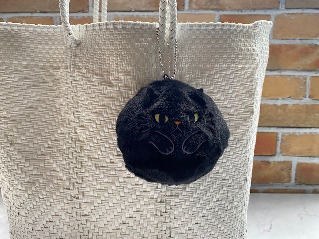 カルディ ハロウィン お菓子 ネコ 猫ポーチ 黒猫 バッグにチャームとしてつける