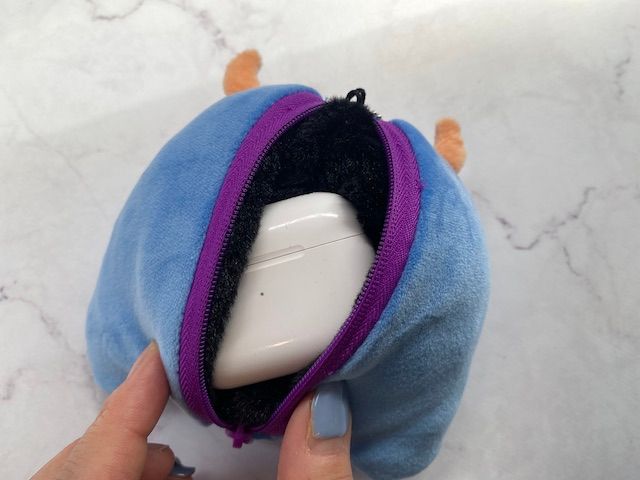 カルディ ハロウィン お菓子 ネコ 猫ポーチ 黒猫 ワイヤレスイヤホンを入れる