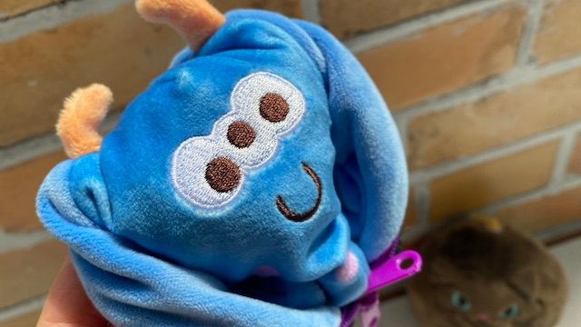 カルディ ハロウィン お菓子 ネコ 猫ポーチ 黒猫 なかからブルーモンスター 裏返しているところ