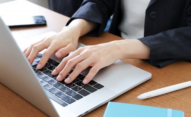 パソコンを操作する女性の手