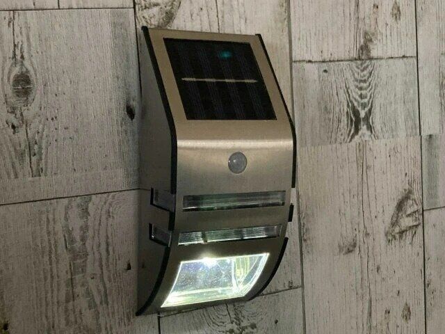 ダイソー ソーラーセンサーライト 点灯