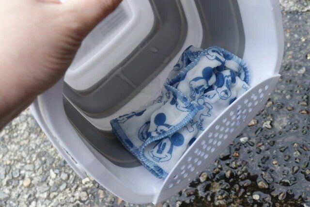 ダイソー 折りたたみバケツ（5L、水切り付） ハンカチの水切り