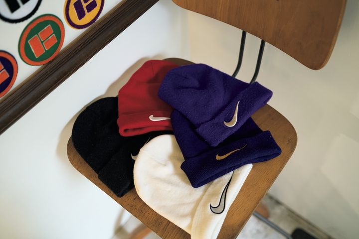 〈ナイキ〉のニットキャップ