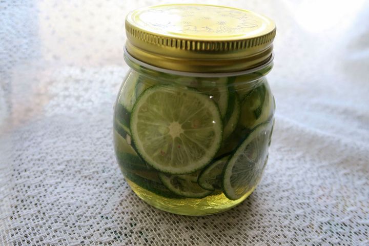 ▲完成した「すだちハニーシロップ」。砂糖とハチミツの量は好みで加減を。