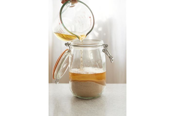 瓶に酢と砂糖を入れる