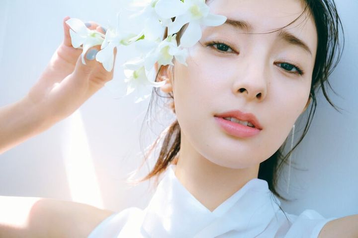 トーンアップ肌を叶える！大人向けファンデ選びのコツ モデル＝宮本茉由