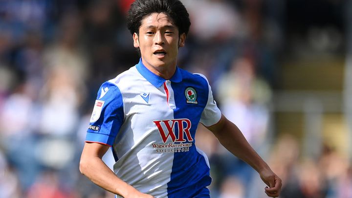 大橋祐紀が爆発中！古豪ブラックバーンのユニフォームを一挙紹介 ホームとアウェイは「プレミア優勝30周年記念」に