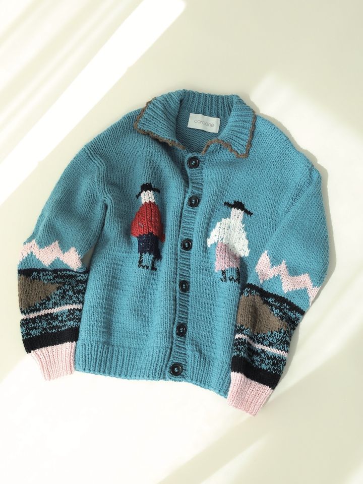 鮮やかな色彩と南米の民族ガウチョや幾何学柄のモチーフは、アルゼンチンのスーベニアにも見られるフォークロアなデザイン