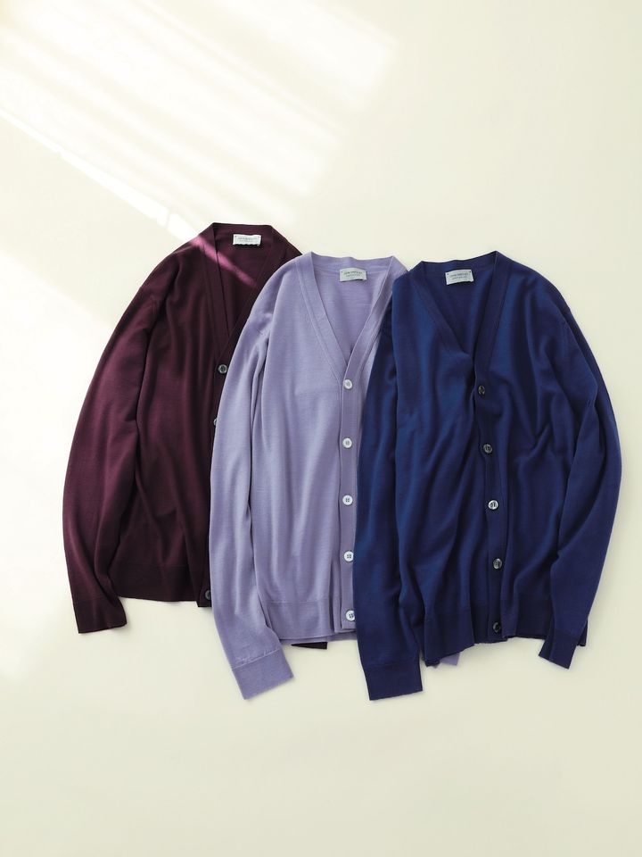 柔らかく通気性に優れたメリノウールを30ゲージのファインゲージで編み上げた〈ジョン スメドレー〉の定番カーディガン「HALIN」