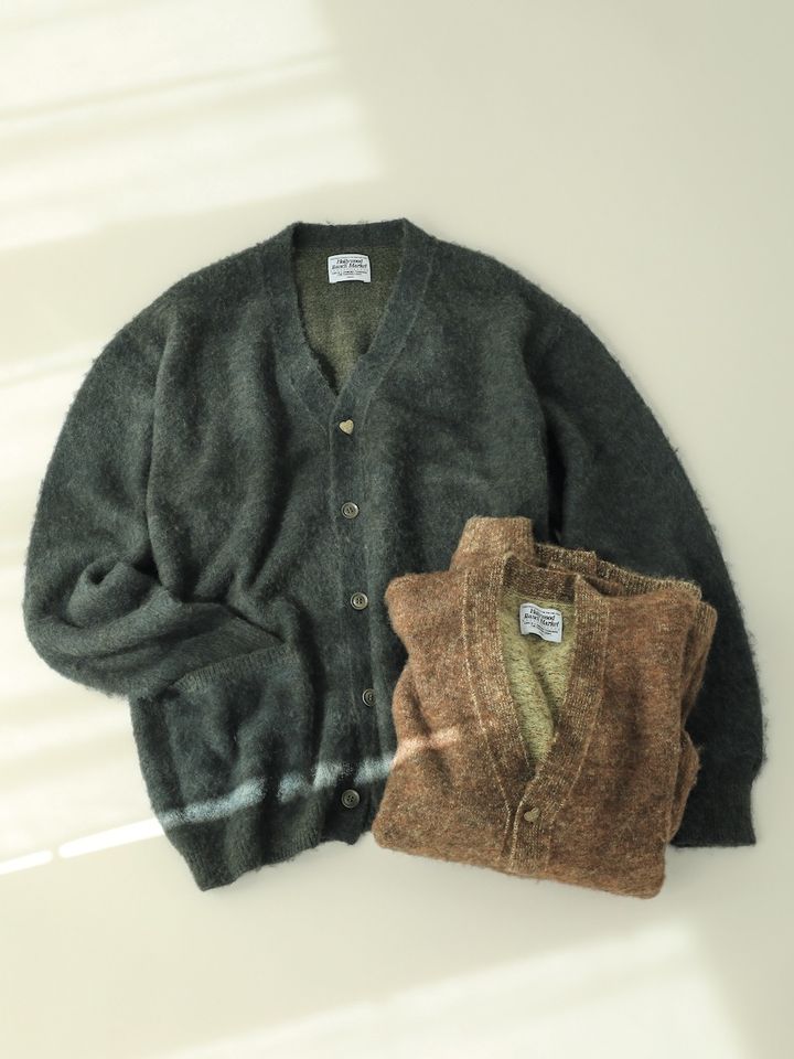 アイデアソースは90年代のロックミュージシャンたちが着ていたモヘアのカーディガン。ルーズな長めの袖丈と、表と裏に変化をつけたミックス調のバイカラーが特徴で、袖をロールアップする着こなしも楽しめる