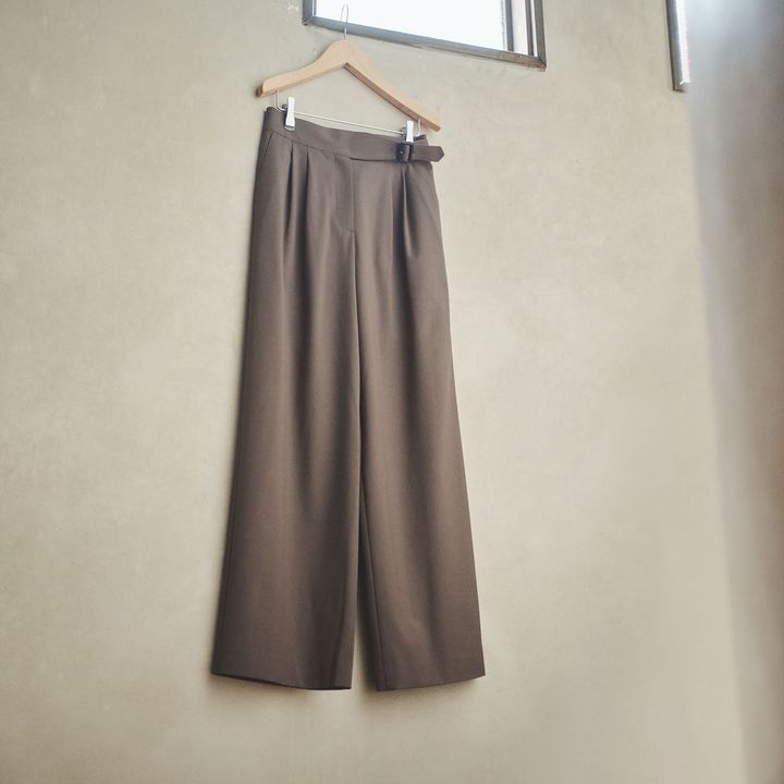 グルカパンツのディテールを持つきれいめパンツは、トップスをインしてきちんとめに着る。【マイスタンダードブック】