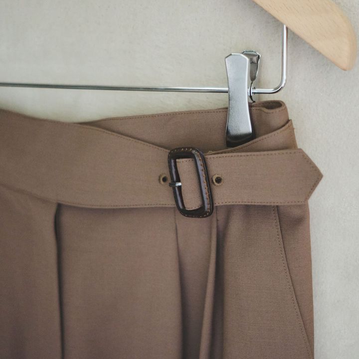 グルカパンツのディテールを持つきれいめパンツは、トップスをインしてきちんとめに着る。【マイスタンダードブック】