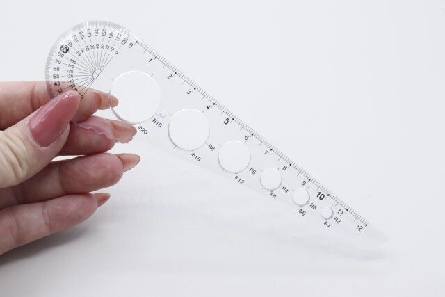 セリアのお得なペンケースすっきり！5つの機能五徳定規（12cm）