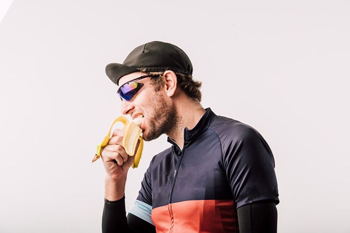 ▲持久力が必要とされるスポーツでは、アスリートがバナナを食べてエネルギー補給する光景も珍しくありません。