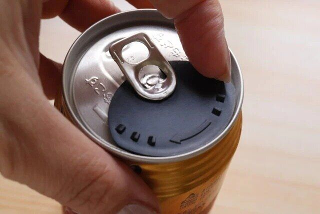 セリア 缶の飲み口用スライドカバー 缶に装着