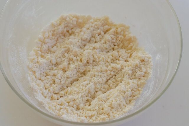 ホットケーキミックスをポロポロにする。