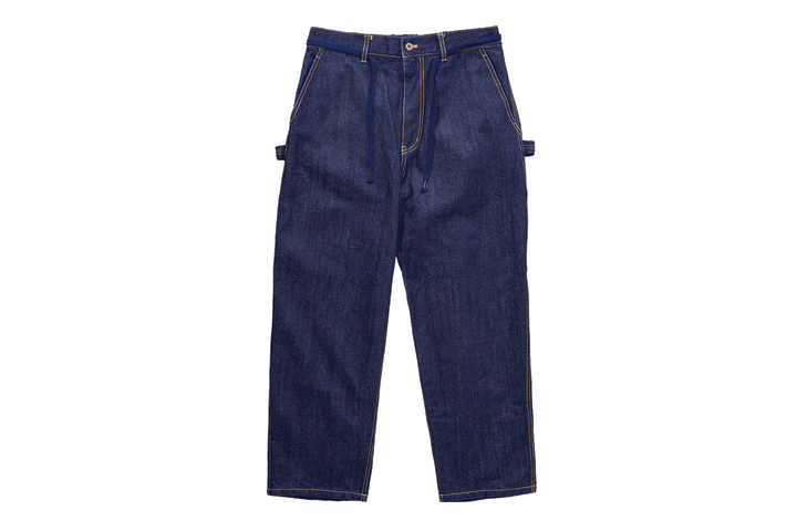 〈イズネス〉のデニムパンツ