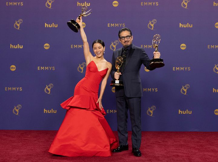 受賞を喜ぶアンナ・サワイと真田広之。「SHOGUN 将軍」はDisney+にて配信中。 Photo_ Disney/Scott Kirkland/Getty Images