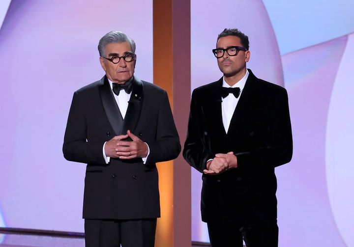 エミー史上初となる親子司会を務めた父ユージン（左）と、息子のダン（右）。 Photo_ Leon Bennett /Getty Images