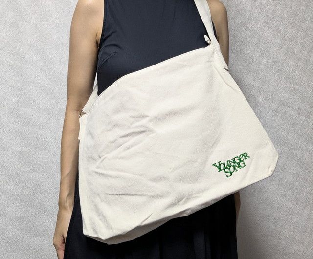 キャンバス風ビッグショルダーバッグ持ったところ