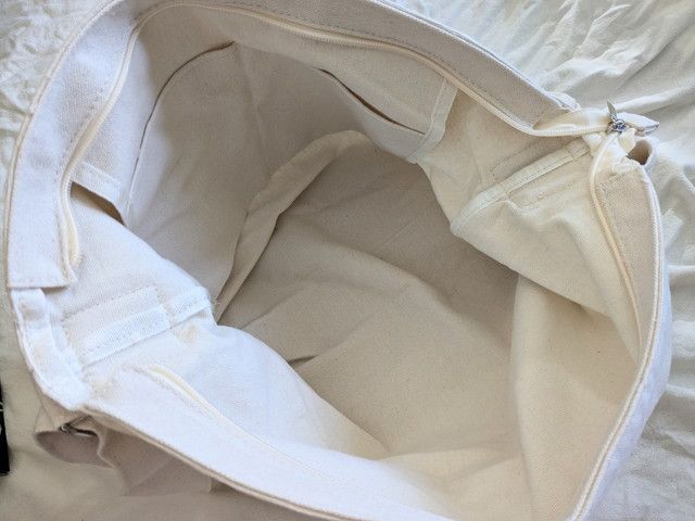 キャンバス風ビッグショルダーバッグ中