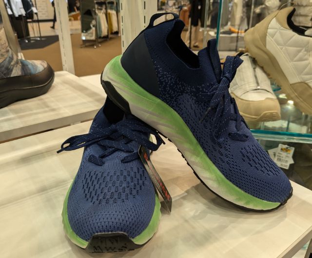 ブルーのスニーカー