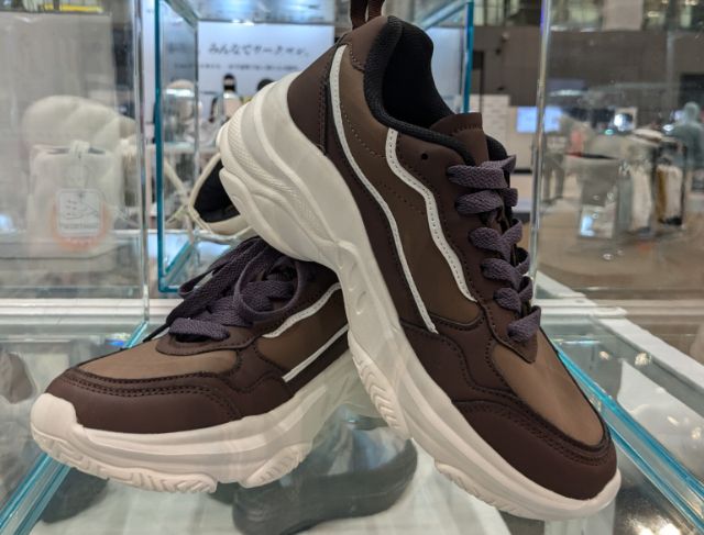 ブラウンのチャンキーソールスニーカー