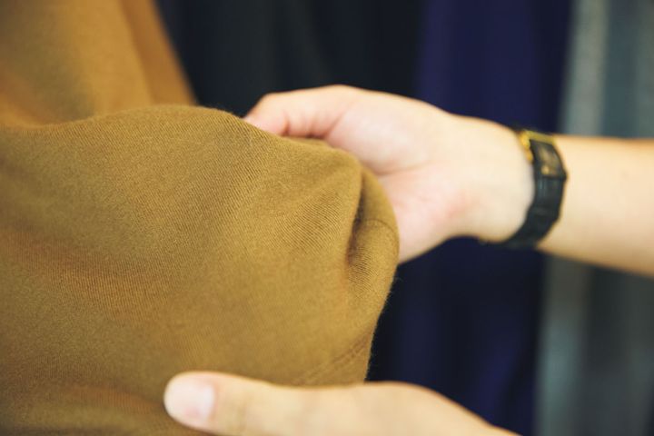 カシミヤ素材を触る様子