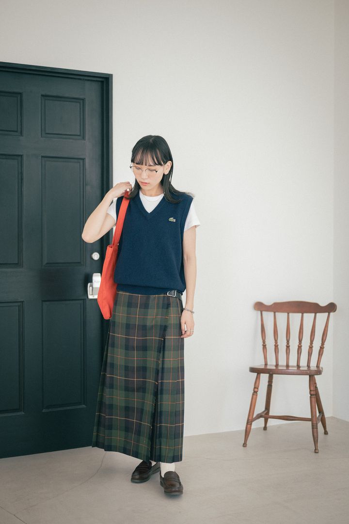 白Tコーデを秋っぽくイメチェン。ベスト×キルトスカートでトラッドに【FUDGE FRIEND おしゃれさんの毎日コーディネート vol.434｜UMI】