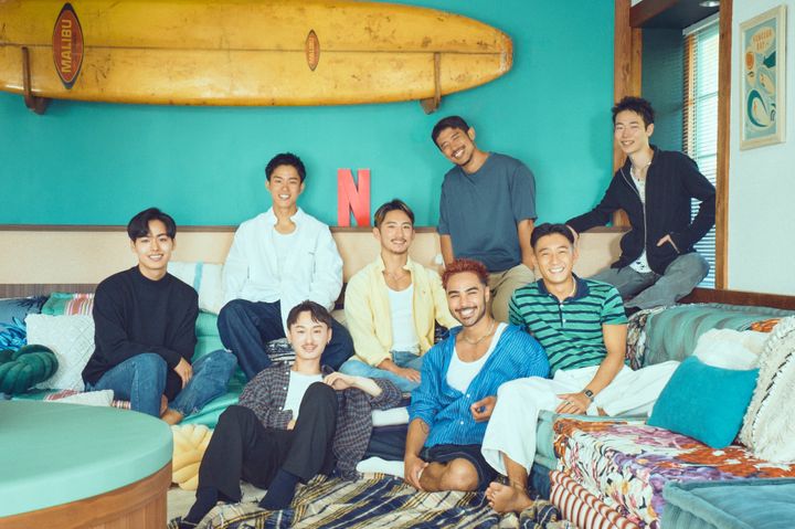 Netflixの恋愛リアリティシリーズ『ボーイフレンド』（2024）。左から時計回りに、シュン、カズト、テホン、ユーサク、リョウタ、ダイ、アラン、ゲンセイ。Photo_ Courtesy of Netflix リアリティシリーズ「ボーイフレンド」独占配信中