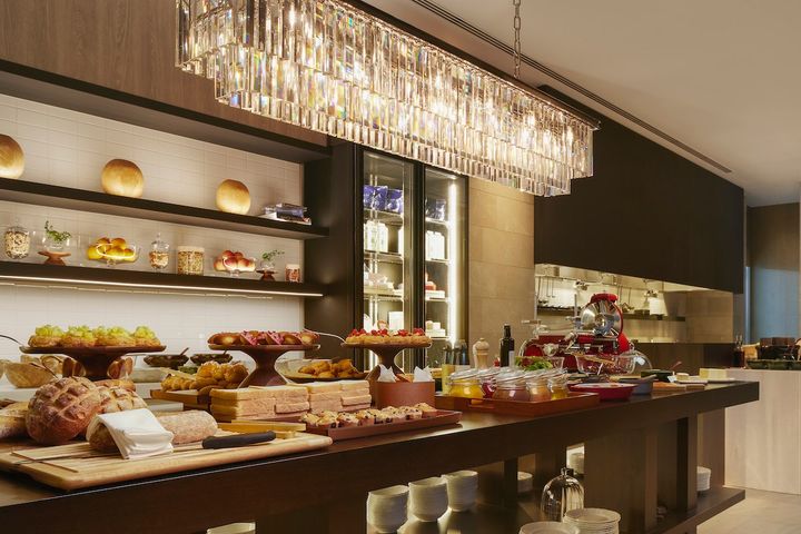 北海道の海の幸から、ピエール・エルメのデザートまで豊富なメニューを揃え、思わず目移りする朝食ビュッフェ。