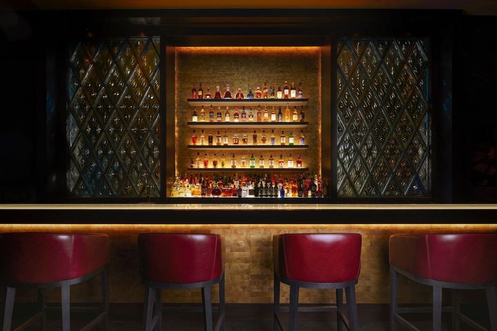 静かにジャズが流れるバーでは、世界が認める日本のプレミアムウイスキーや受賞歴を誇る地元のクラフトジンを。