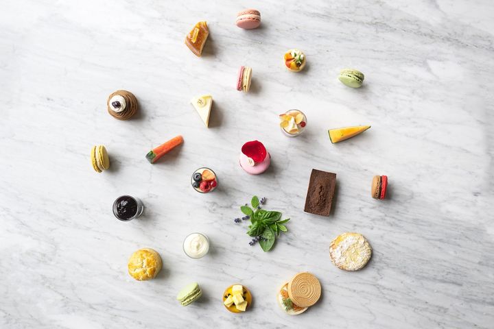 ピエール・エルメ・パリとコラボしたアフタヌーンティー。ペアリングにニキ･ヒルズ･ワイナリーのスパークリンワインも選べる。