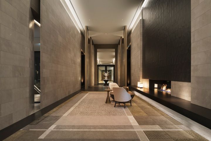 館内の至るところに飾られたアート、細部までこだわった調度品、洗練されたデザインの家具が心華やぐ空間を演出する。