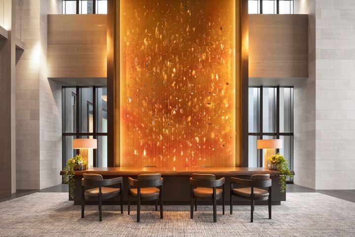 開放的な吹き抜け空間に設けられたレセプションでチェックインした瞬間から非日常の滞在が始まる。