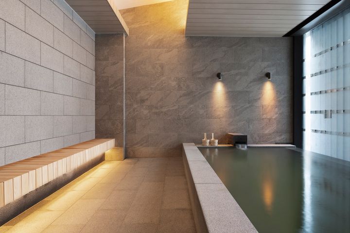 温泉大浴場の源泉は花園温泉。ニセコアンヌプリ山の恵みであるミネラルをたっぷりと含んだ炭酸水素塩泉だ。