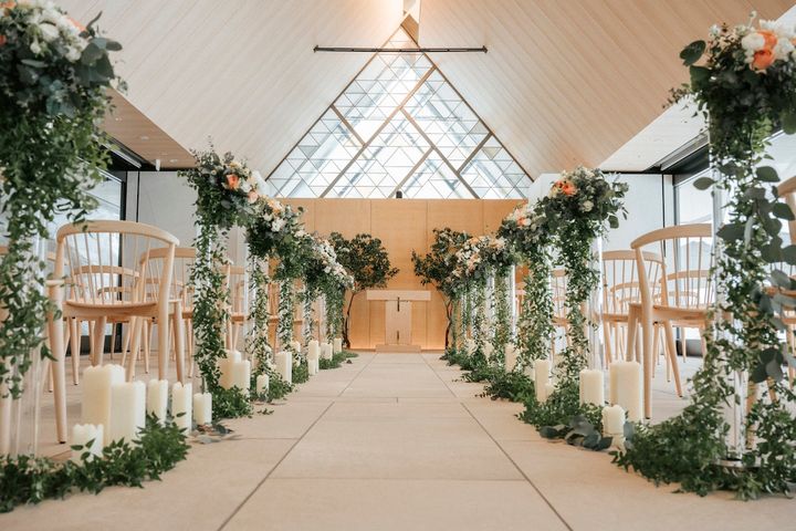 両サイドの全面ガラスに、ニセコの雄大な自然の景色が広がるプライベートチャペル。