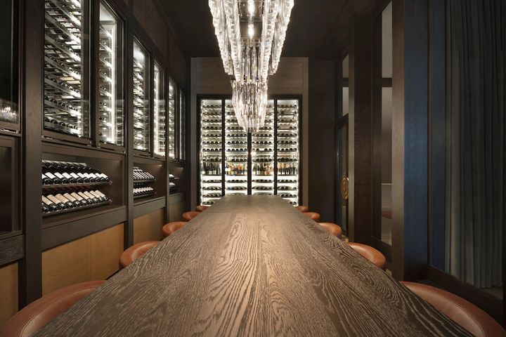 世界各国の銘醸ワインを揃えるワインセラー。事前に予約すればプライベートワインテイスティングも可能。