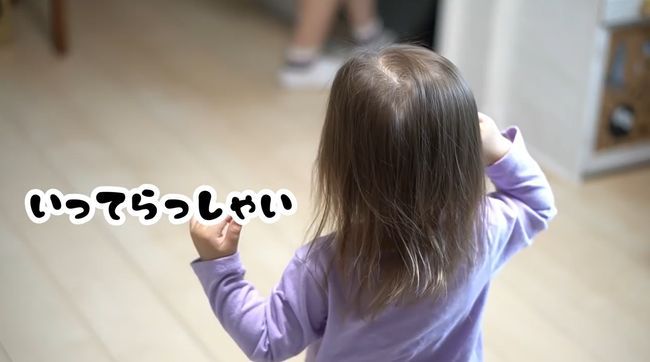 「行っちゃヤダ」お姉ちゃん２人を投稿させたくない２才末っ子がかわいすぎ！