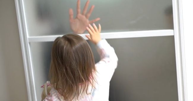 「行っちゃヤダ」お姉ちゃん２人を投稿させたくない２才末っ子がかわいすぎ！