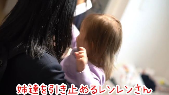 「行っちゃヤダ」お姉ちゃん２人を投稿させたくない２才末っ子がかわいすぎ！