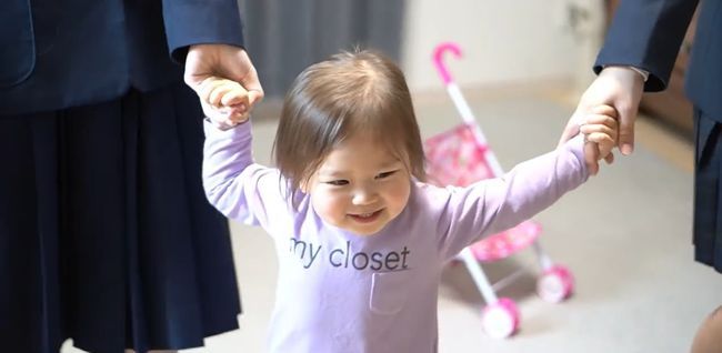 「行っちゃヤダ」お姉ちゃん２人を投稿させたくない２才末っ子がかわいすぎ！