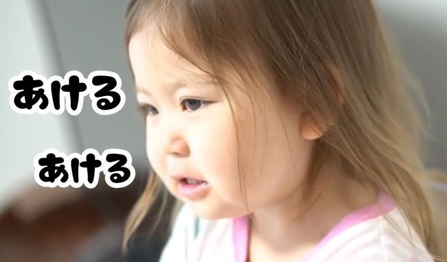 「行っちゃヤダ」お姉ちゃん２人を投稿させたくない２才末っ子がかわいすぎ！