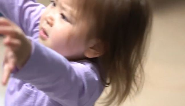 「行っちゃヤダ」お姉ちゃん２人を投稿させたくない２才末っ子がかわいすぎ！