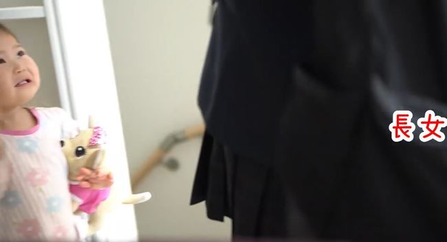 「行っちゃヤダ」お姉ちゃん２人を投稿させたくない２才末っ子がかわいすぎ！